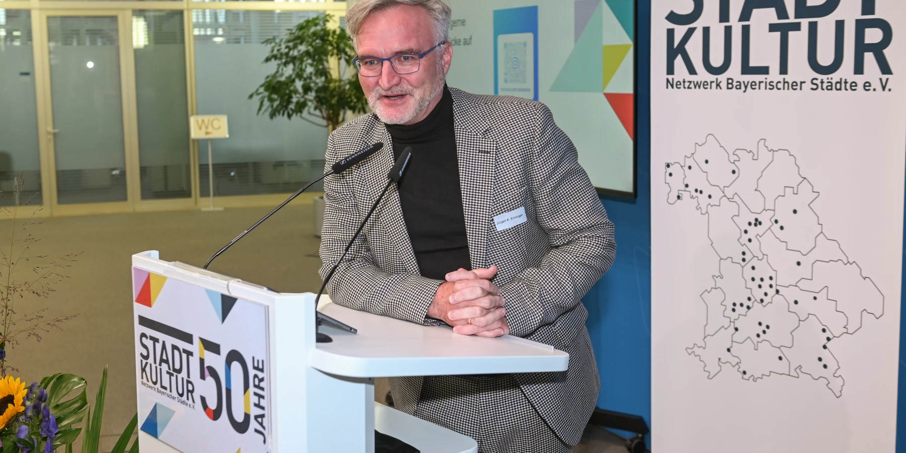 Eine Person steht am Rednerpult und spricht