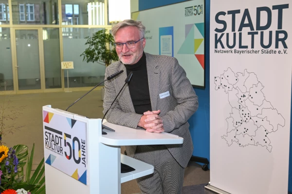 Eine Person steht am Rednerpult und spricht