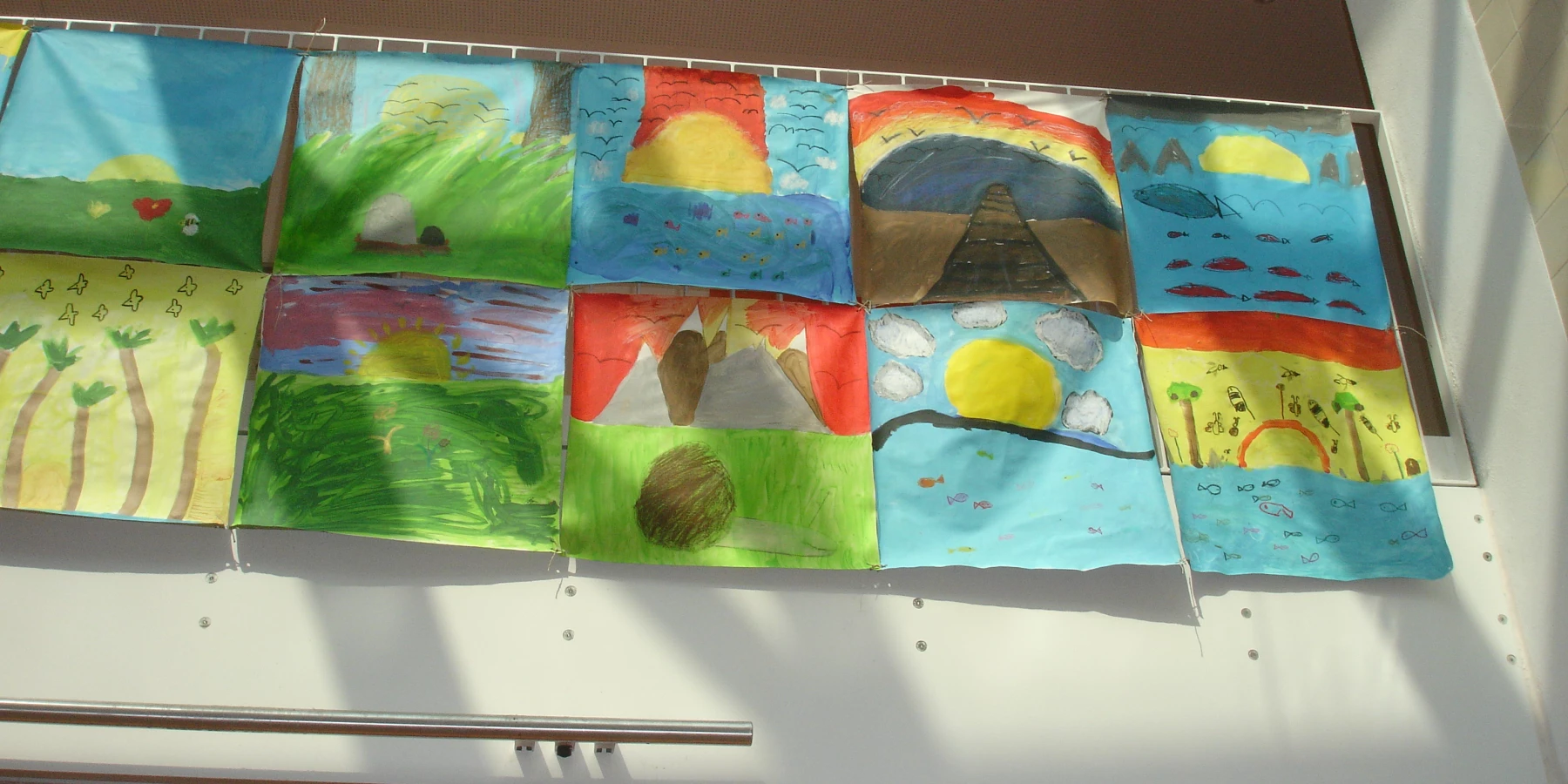 Bunt bemalte Kinderzeichnungen