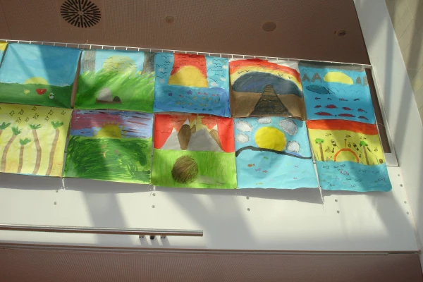 Bunt bemalte Kinderzeichnungen