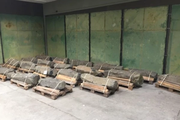 Foto von gelagerten Basaltstelen
