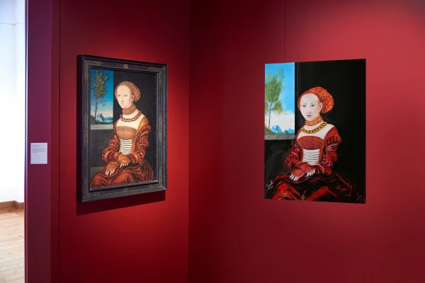 Ein Originalbild von einer Frau aus der Renaissance hängt neben einem zeitgenössischen Gemälde vom selben Sujet