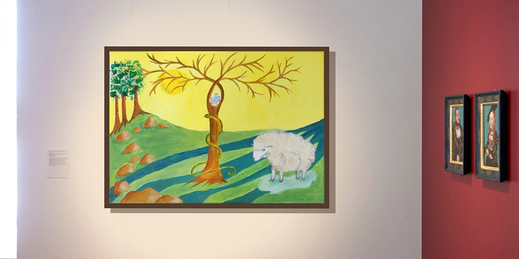 Ein modernes Bild von einem Baum mit Schlange und einem Schaf hängt in einer Galerie von Renaissancegemälden