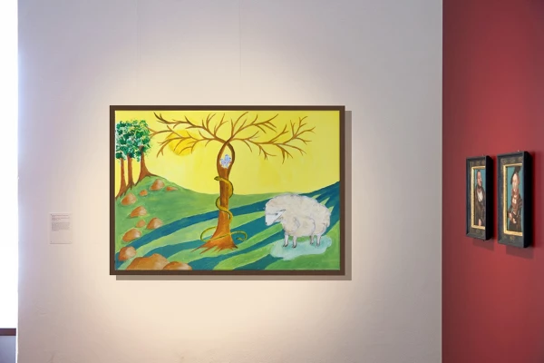 Ein modernes Bild von einem Baum mit Schlange und einem Schaf hängt in einer Galerie von Renaissancegemälden