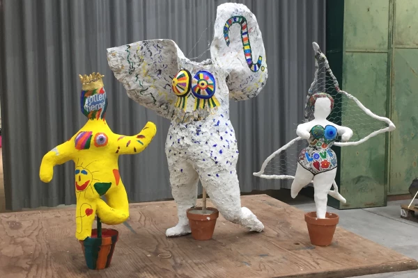 3 aus Pappmaché gebaute, teilweise bunt angemalte Figuren