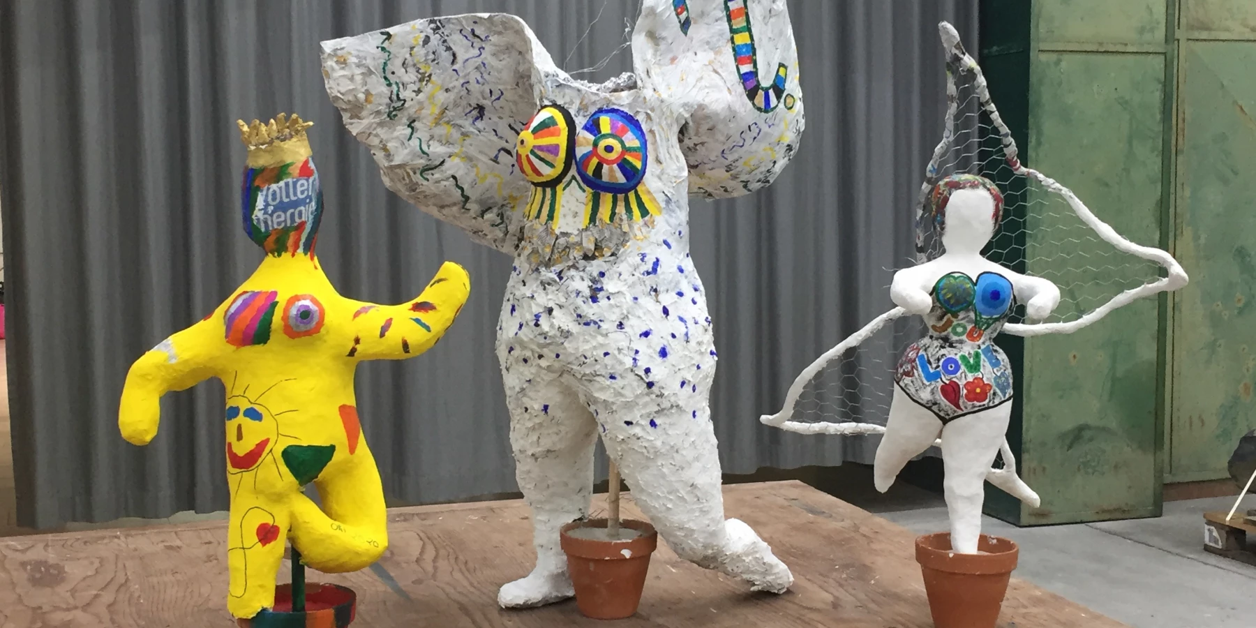 3 aus Pappmaché gebaute, teilweise bunt angemalte Figuren