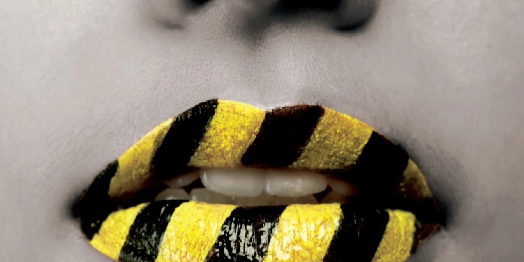 Gelb-schwarz schraffierte Lippen