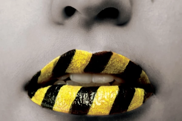 Gelb-schwarz schraffierte Lippen