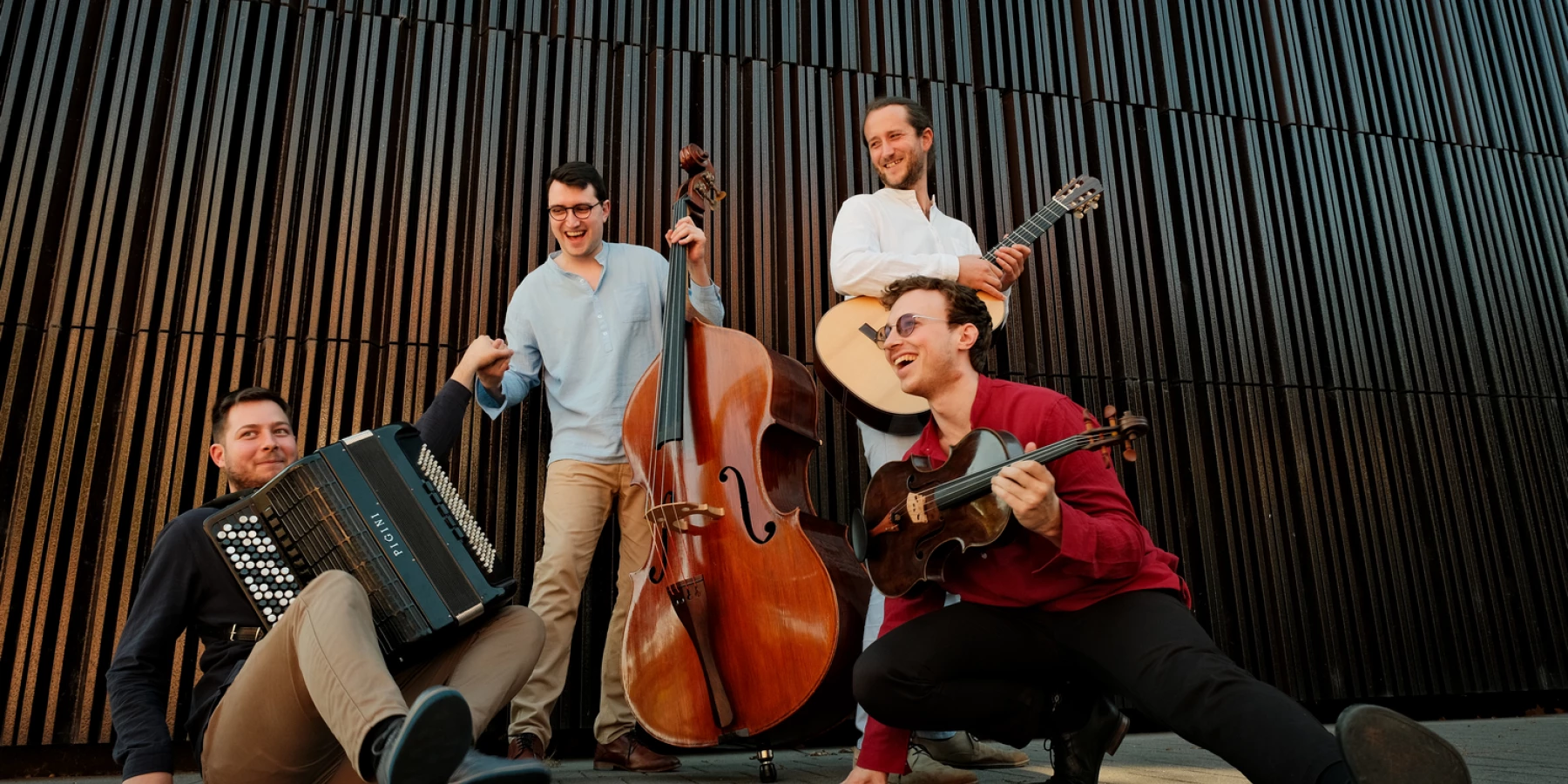 Die Bandmitglieder Borschfourbreakfast mit jeweils einem Cello, Akkordeon, Gitarre und Geige