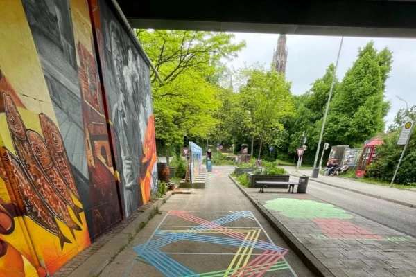 Buntes Street Art in einer Brückenunterführung