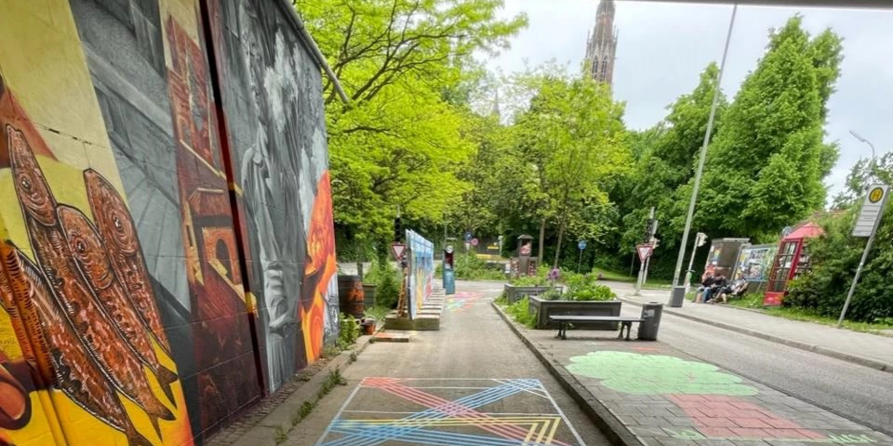 Buntes Street Art in einer Brückenunterführung