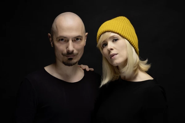 Portraitfoto der Musiker Carolin und Andreas Obieglo