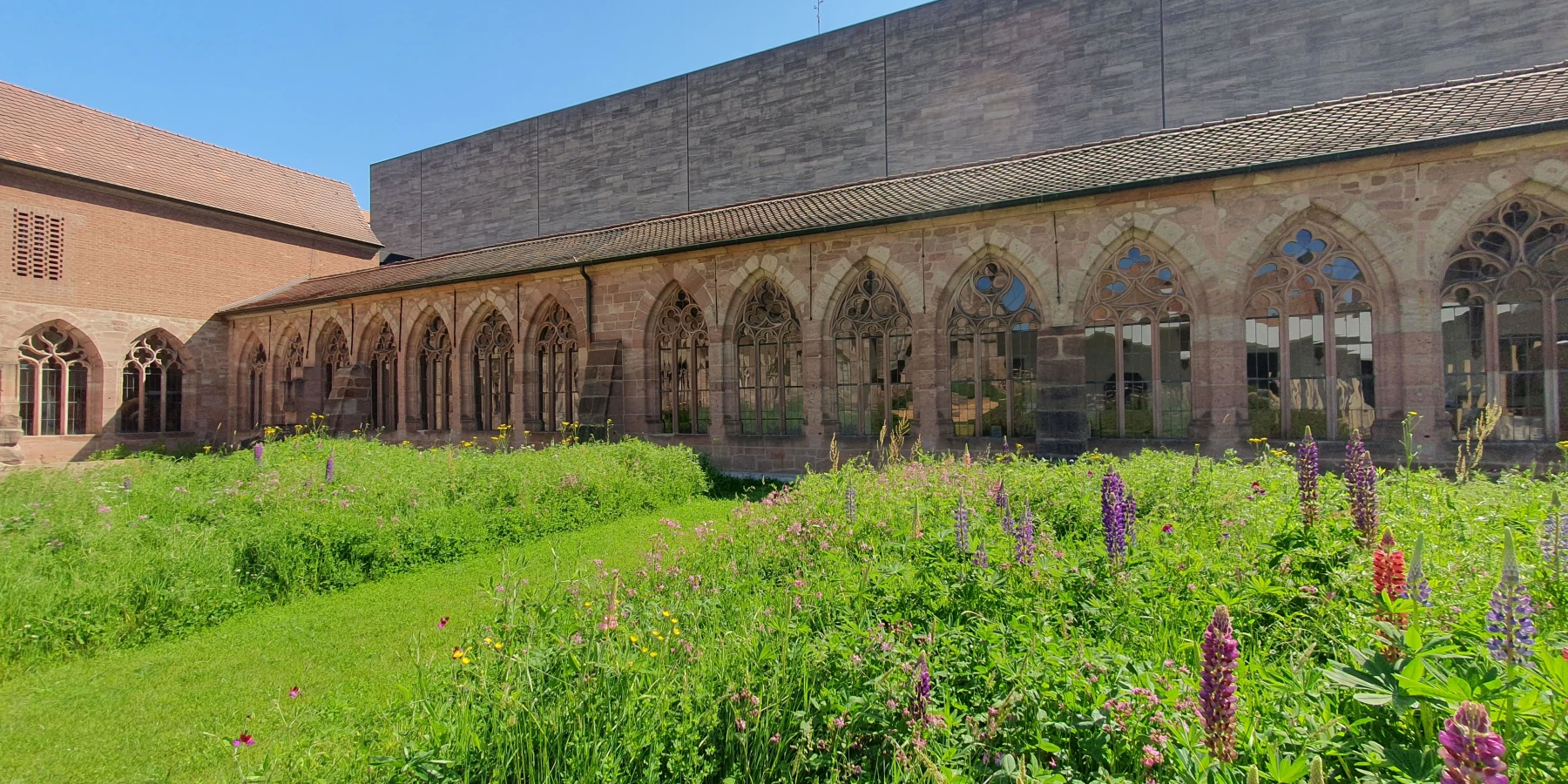 Ein Klosterhof inmitten von grünem Gewächs