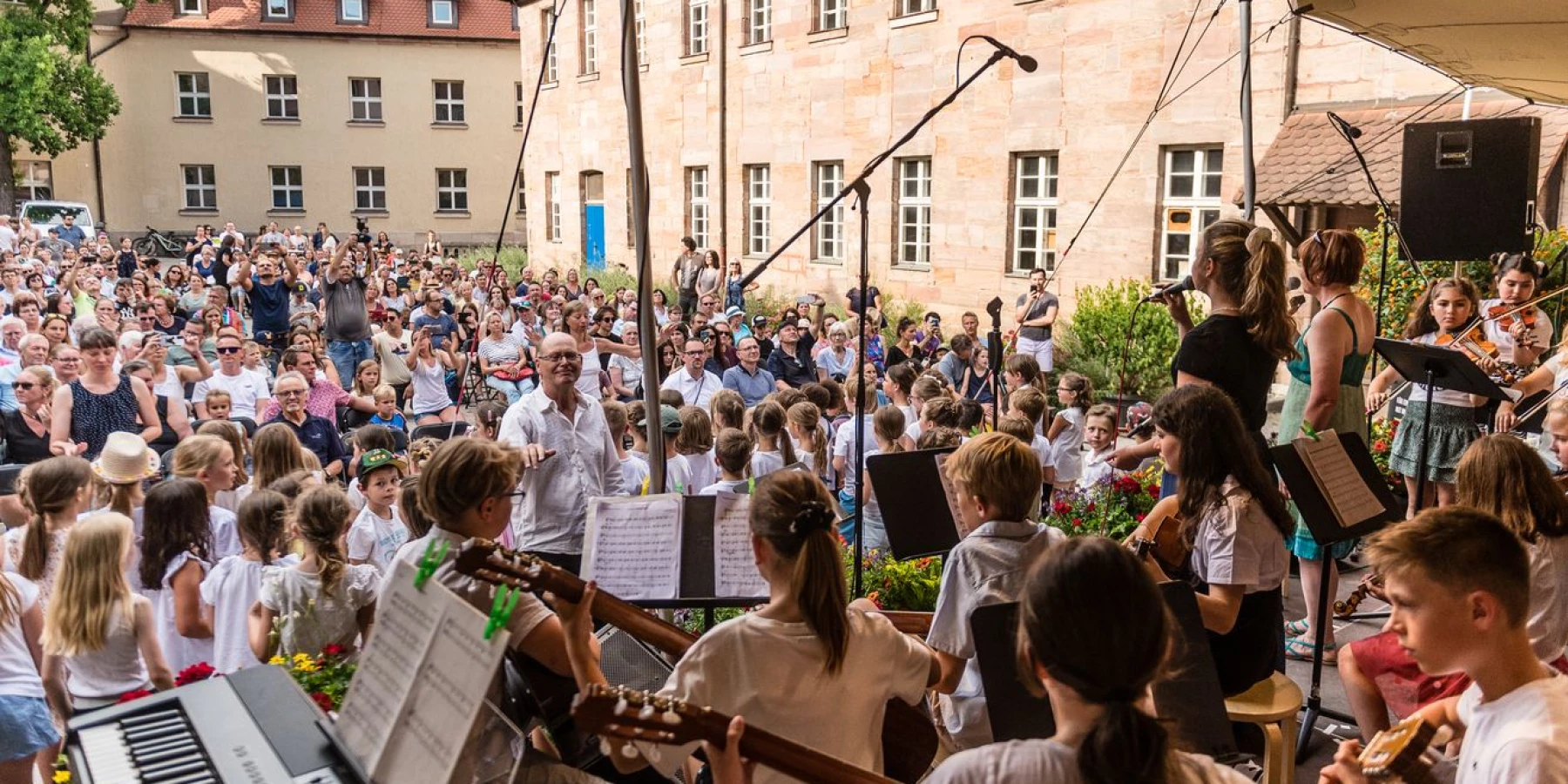 Eine Schülerband tritt vor Publikum auf