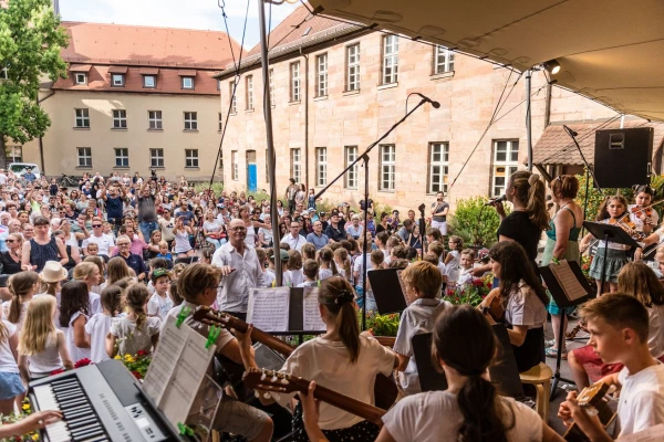 Eine Schülerband tritt vor Publikum auf