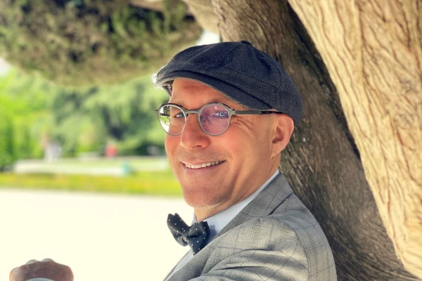 Der Schriftsteller Ewald Arenz an einem Baum gelehnt