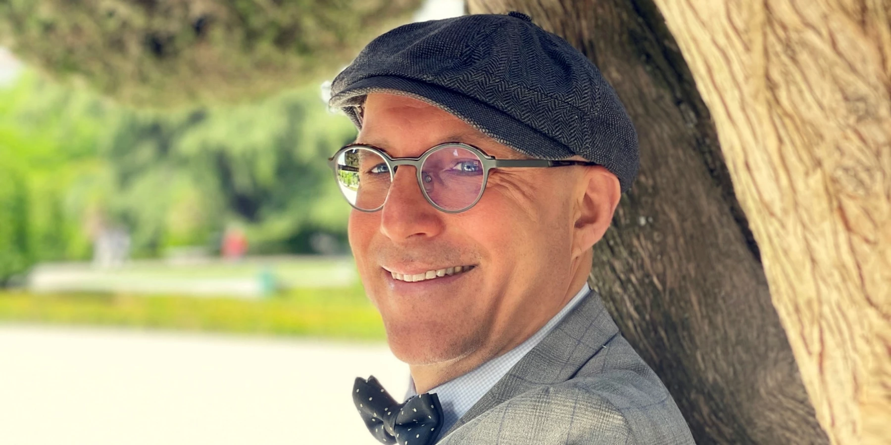 Der Schriftsteller Ewald Arenz an einem Baum gelehnt