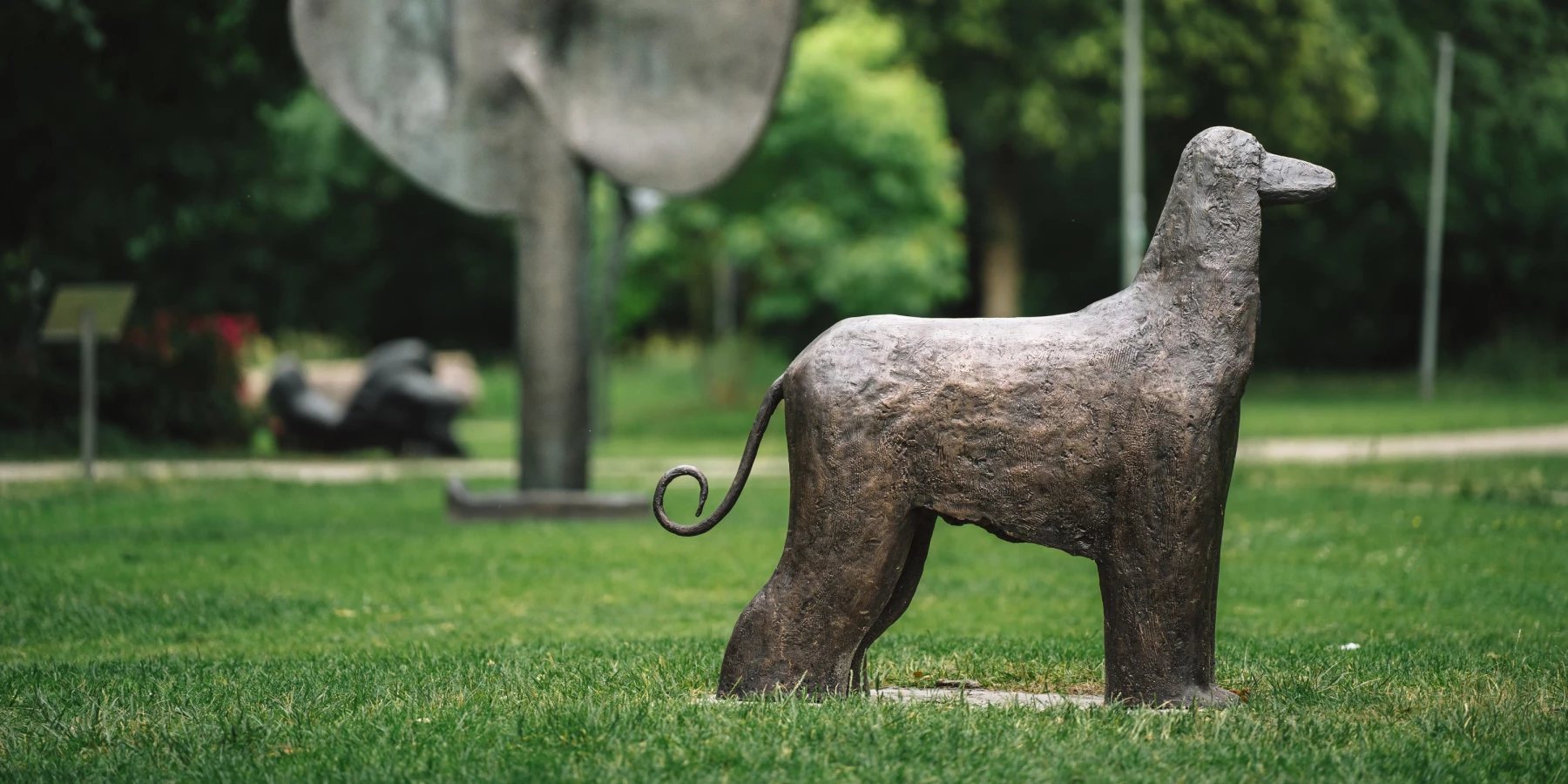 Große Metallskulpturen auf einem Rasen