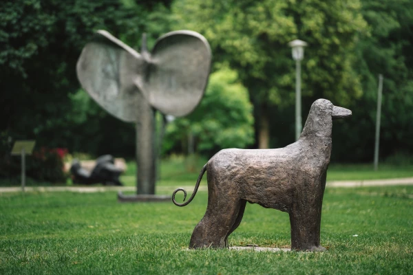 Große Metallskulpturen auf einem Rasen
