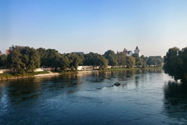Die Donau, auf beiden Uferseiten sind Bäume
