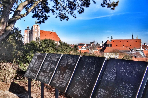Ausblick Scherbelberg bei klarem Wetter mit Infotafeln vorne