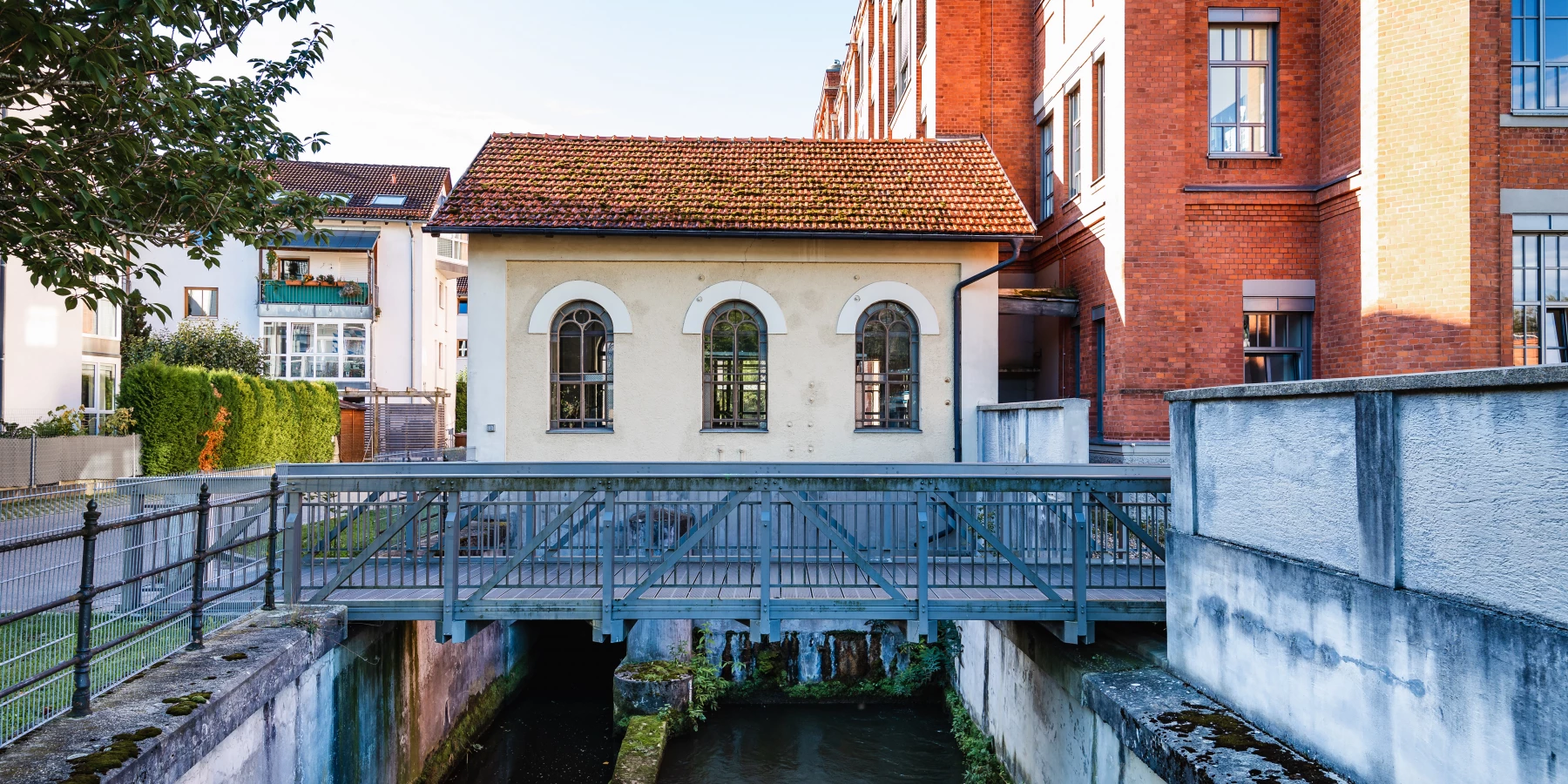 Ein Wasserkraftwerk über einem Kanal