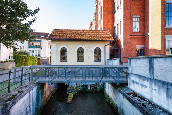 Ein Wasserkraftwerk über einem Kanal