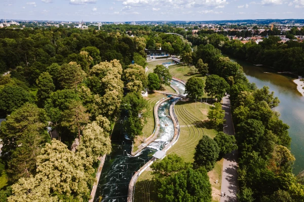 Luftaufnahme einer Kanustrecke inmitten von Grün