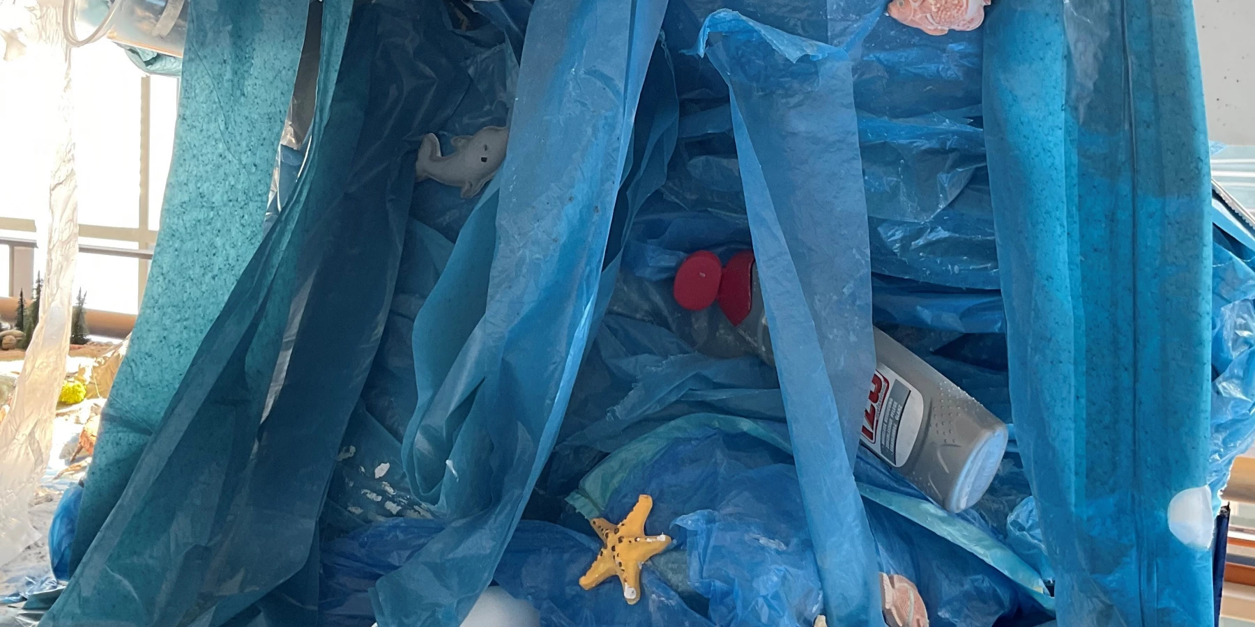 Dynamische Skulptur mit Plastikmüll