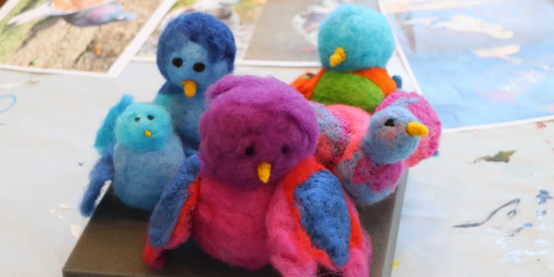 Gefilzte Vögel in bunten Farben