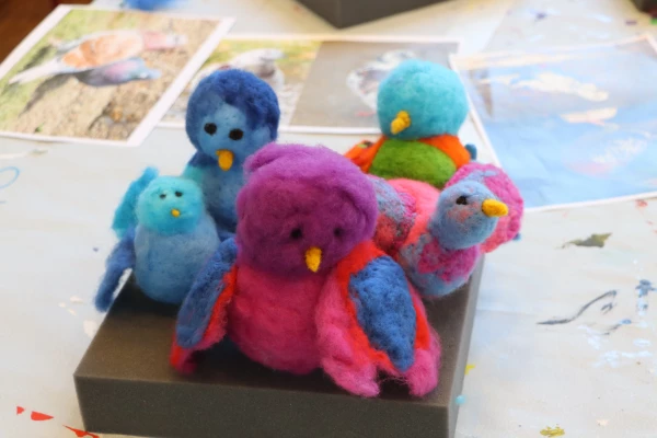 Gefilzte Vögel in bunten Farben