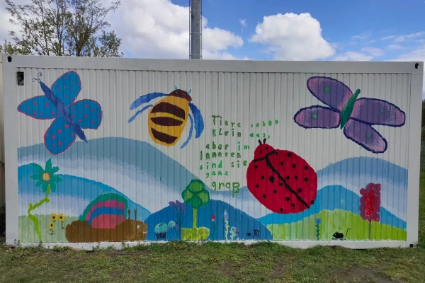 Ein bunter, mit Insekten und Blumen bemalter Container