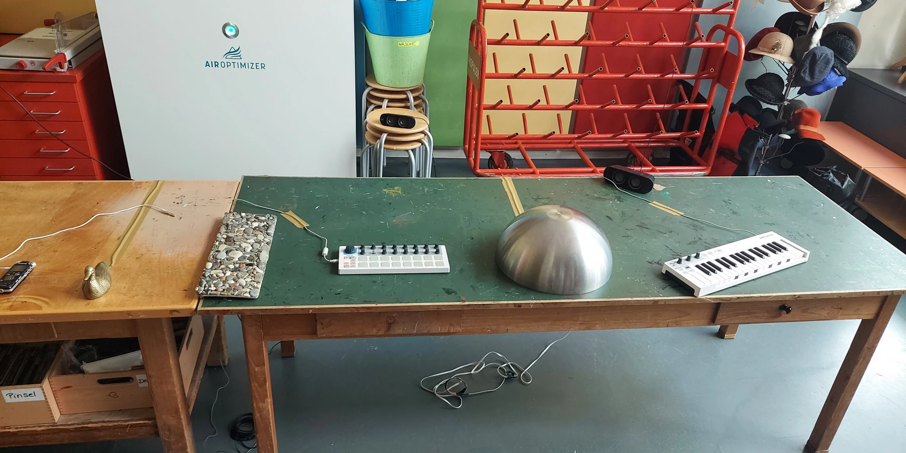 Mehrere Tische mit Soundinstrumenten