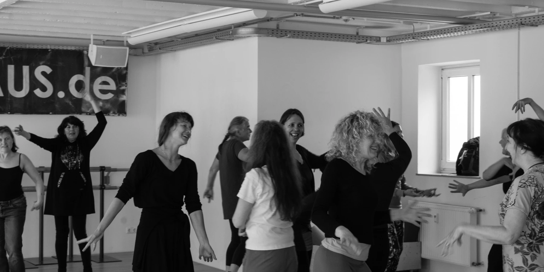 Frauen, die in einem Tanzstudio tanzen