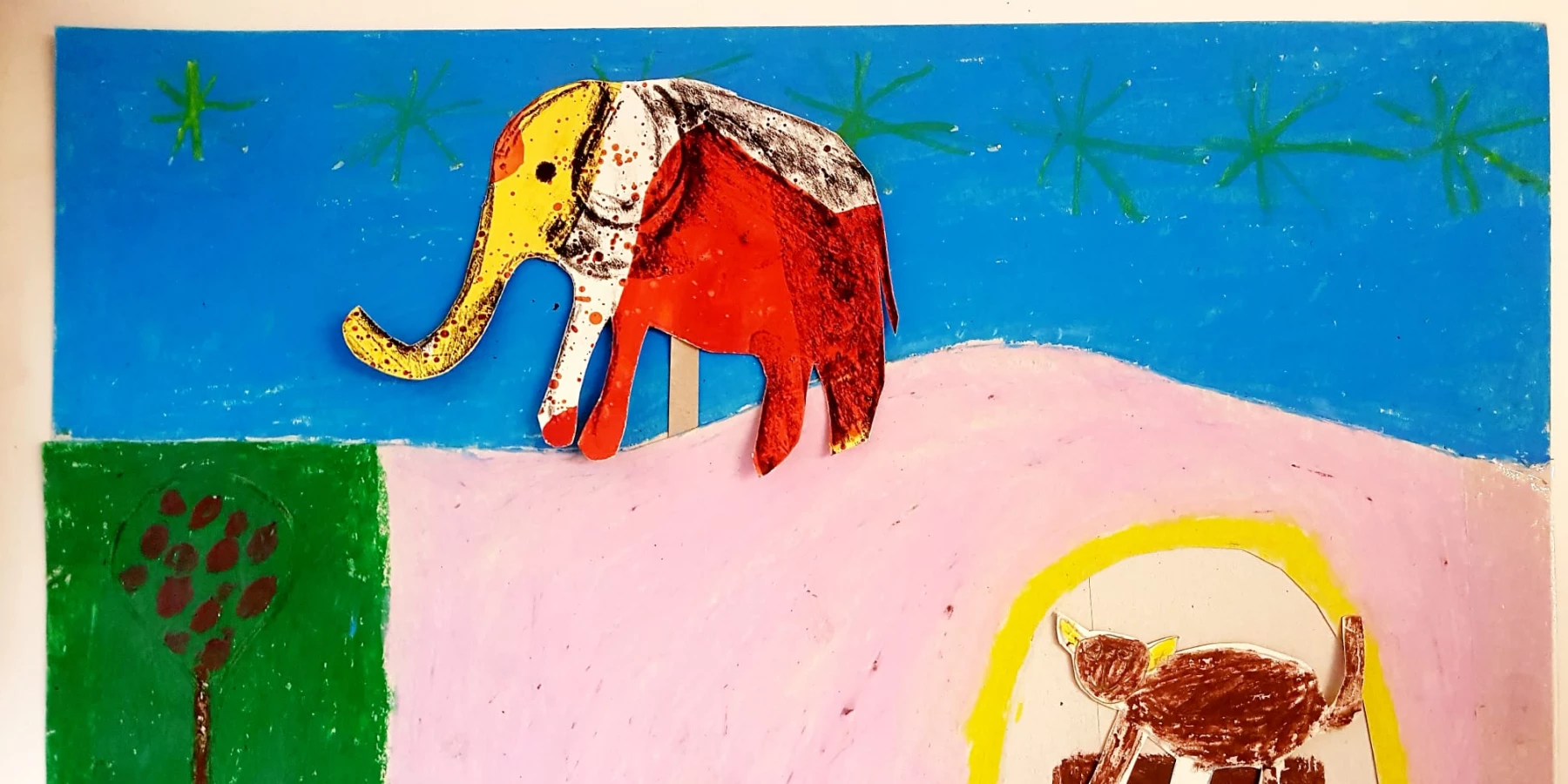 Kinderwachsmalbild mit einem gelb-rotem Elefanten