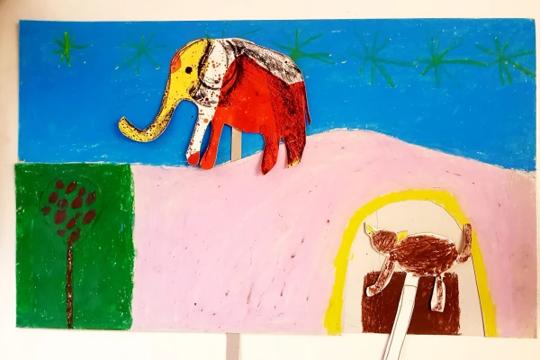 Kinderwachsmalbild mit einem gelb-rotem Elefanten