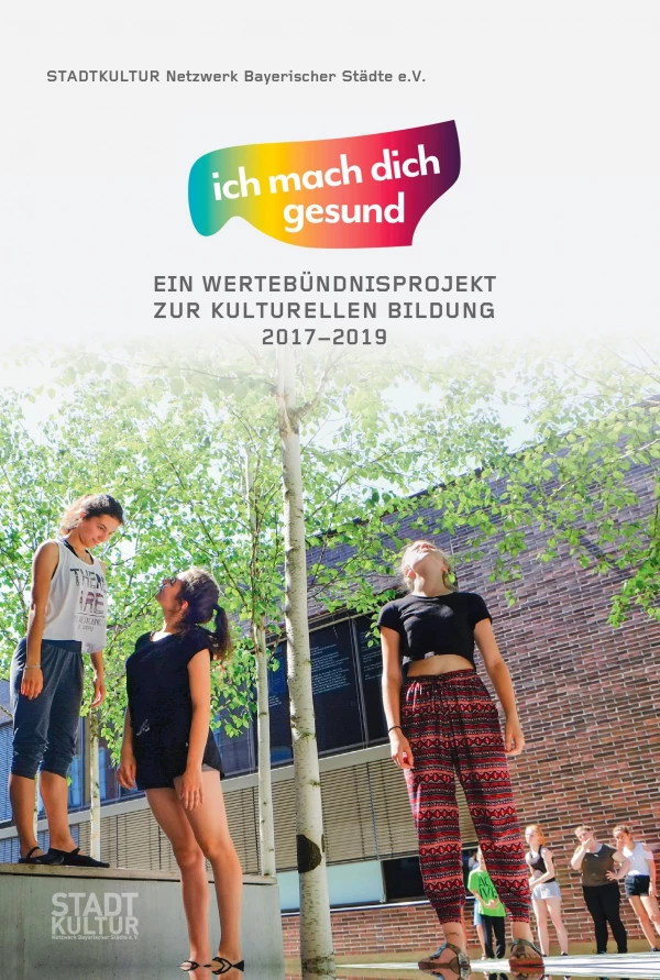 Titelseite „ich mach dich gesund“: Performance von drei Jugendlichen inmitten von Birkenbäumen