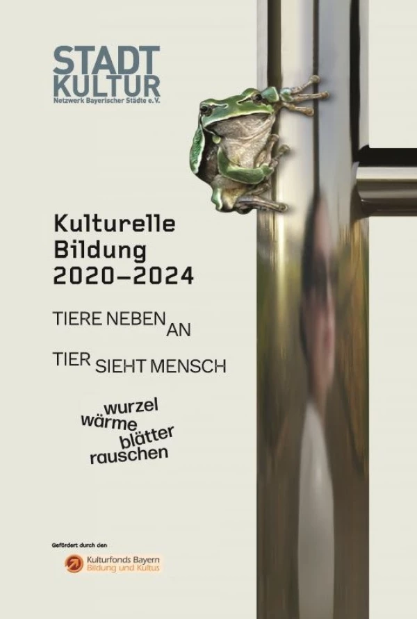 Titelseite „Kulturelle Bildung 2020-2024“: ein Frosch auf einer Leiter, in der sich eine Figur spiegelt