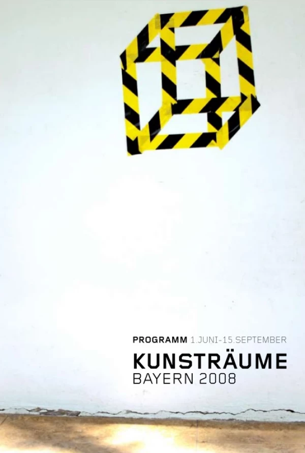 Titelseite „KUNSTRÄUME BAYERN“: ein 3-D-förmiges Quadrat aus gelb-schwarzem Tape schwebt oben rechts auf dem Cover