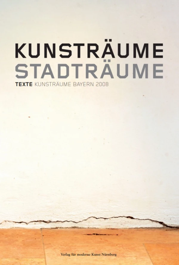 Titelseite „Kunsträume/Stadträume“: braune Fließen mit rießiger Wand darüber im Hintergrund, Titel im Vordergrund