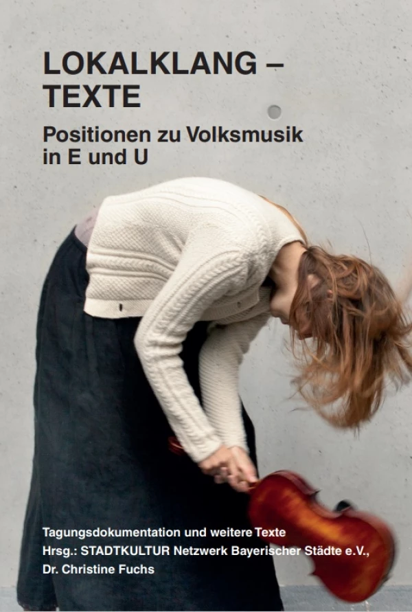 Titelseite „LOKALKLANG – TEXTE. Volksmusik in E und U“: Eine bückende Frau mit zerzausten Haaren schwingt eine Geige