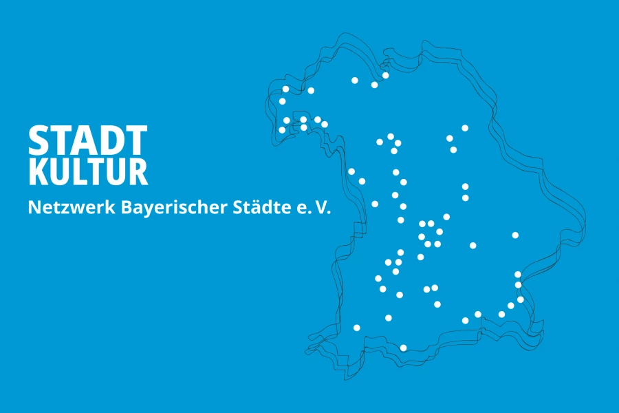 links: Schriftzug STADTKULTUR Netzwerk Bayerischer Städte e. V.; rechts: Bayernkarte mit weißen Punkten für Mitgliedsstädte; hellblauer Hintergrund
