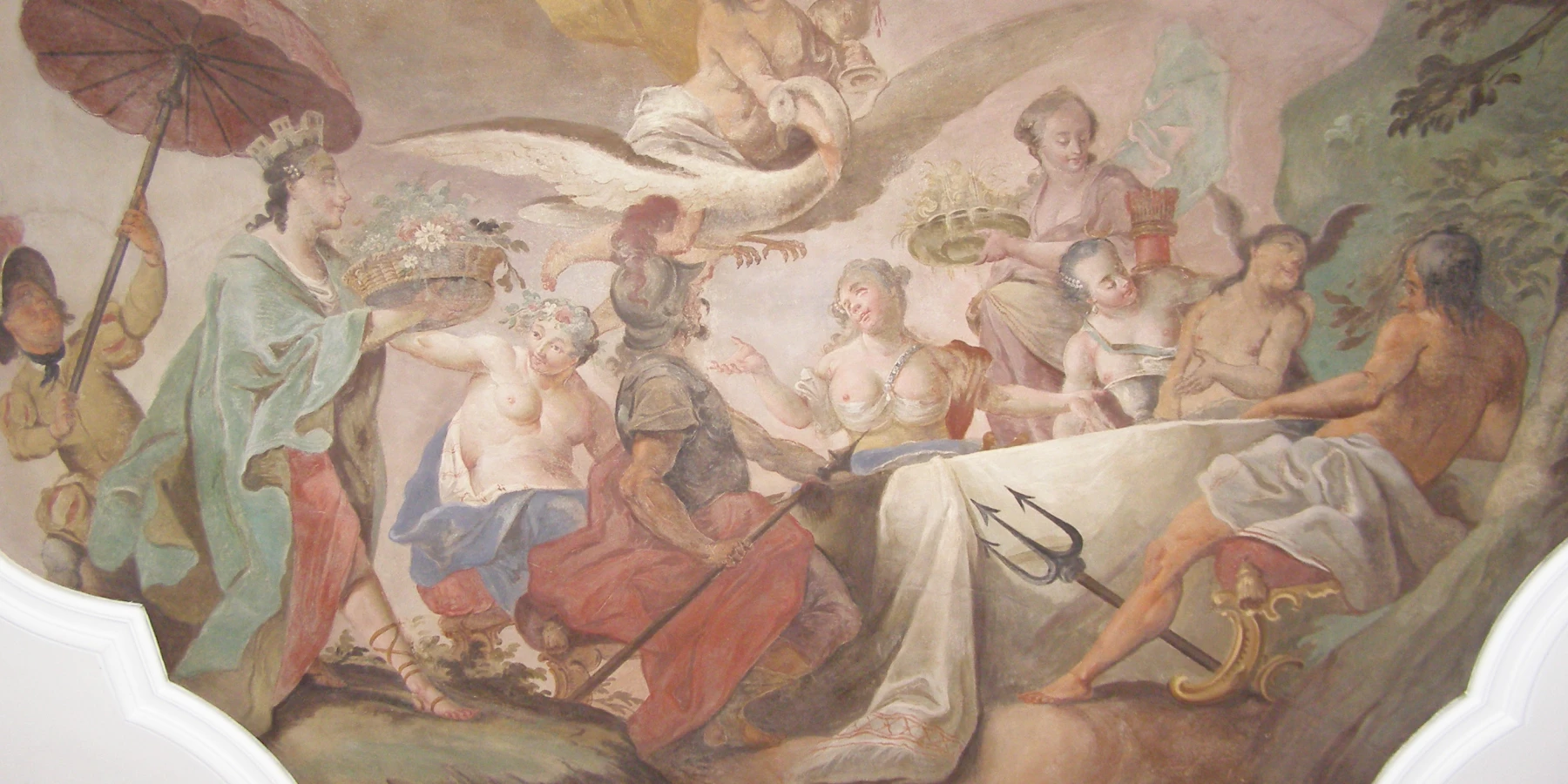 Verschiedene Deckenfiguren wie Soldaten und Engel, manche in Gewändern, manche halbbedeckt.