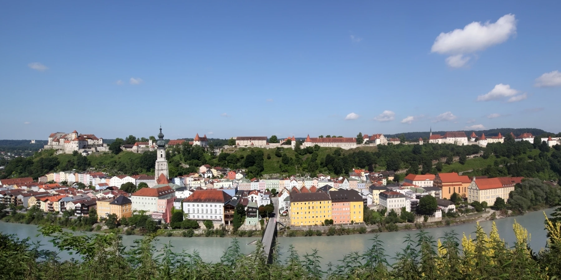 Die Stadt Burghausen mit dem Fluss Salzach