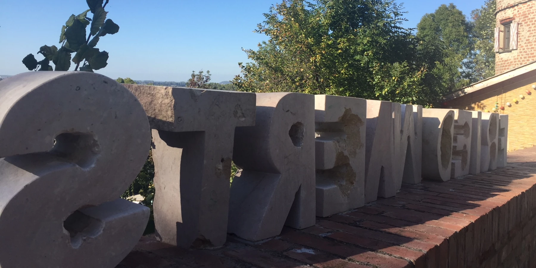 Massive, graue Steinbuchstaben, aufgestellt im Freien