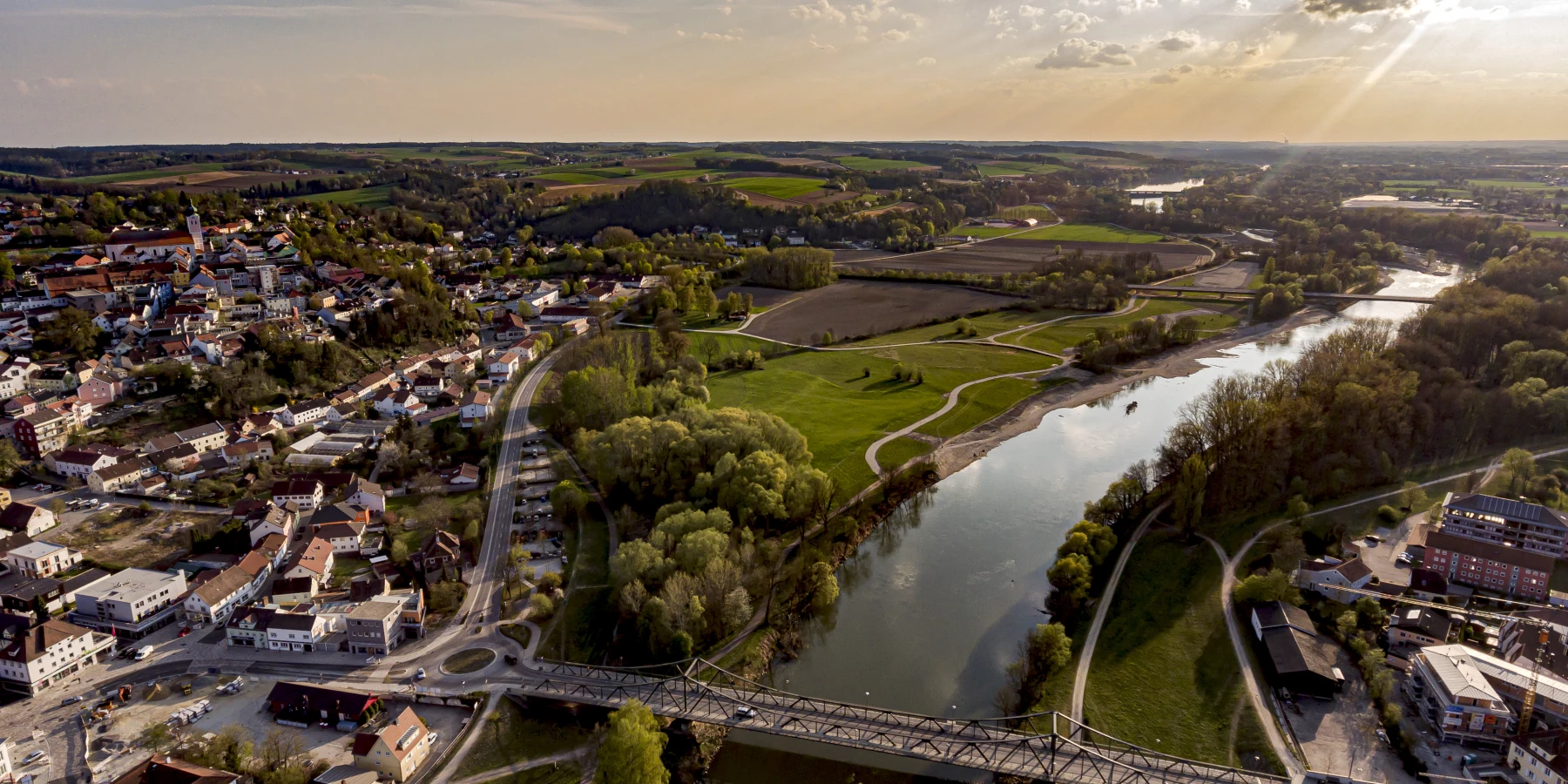 Luftaufnahme von Landau a.d.Isar, die Sonne spiegelt sich rechts in der Isar
