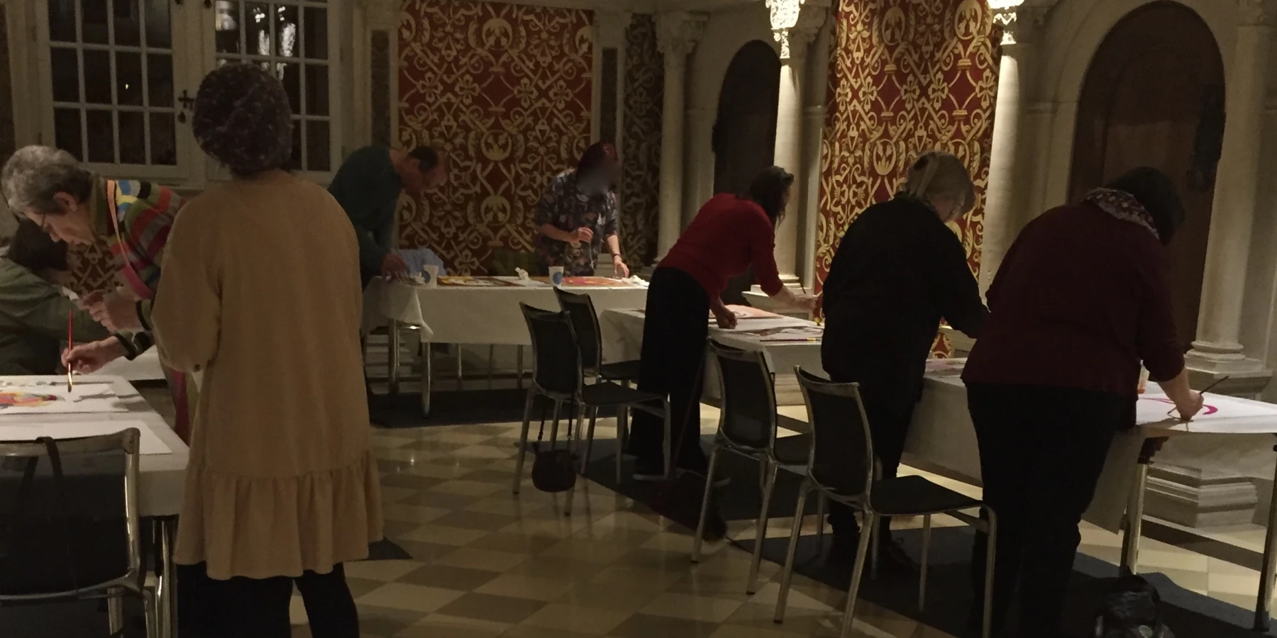 Erwachsene malen Bilder, umgeben von einer imposanten Kulisse