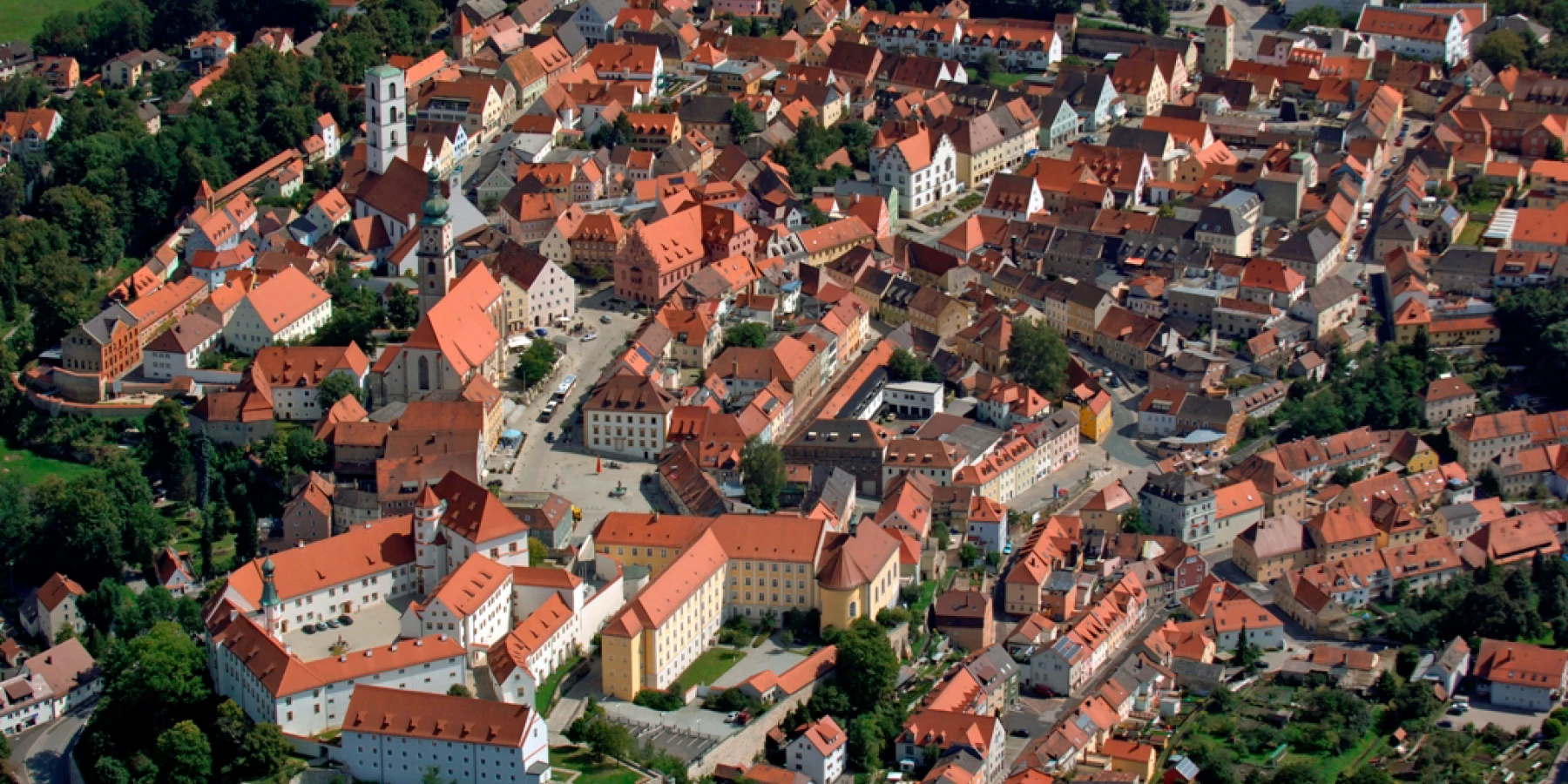 Luftansicht von Sulzbach-Rosenberg mit vielen roten Ziegeldächern