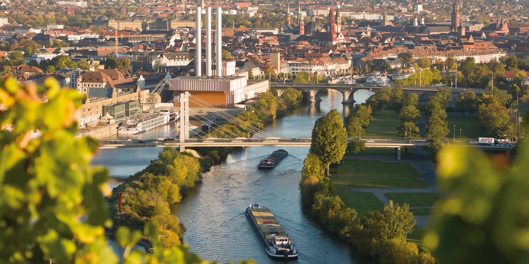 Ansicht von Würzburg, auf dem Main fahren Lastkähne